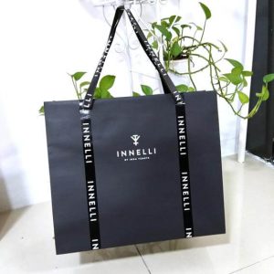 εργοστάσιο έθιμο τυπωμένο λογότυπο ματ μαύρο χαρτί τσάντα για ψώνια με κορδέλα λαβή πολυτελές δώρο χάρτινες τσάντες για τη συσκευασία 1