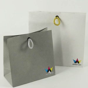 sacs en papier de luxe avec logo personnalisé emballage de vêtements sacs à provisions en papier avec poignée 5