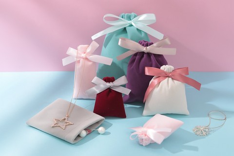 hurtowe pudełka na prezenty - woreczki z aksamitu lub tkaniny