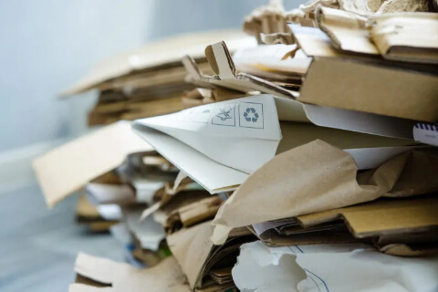 papperskassar med tryck återvunnet papper