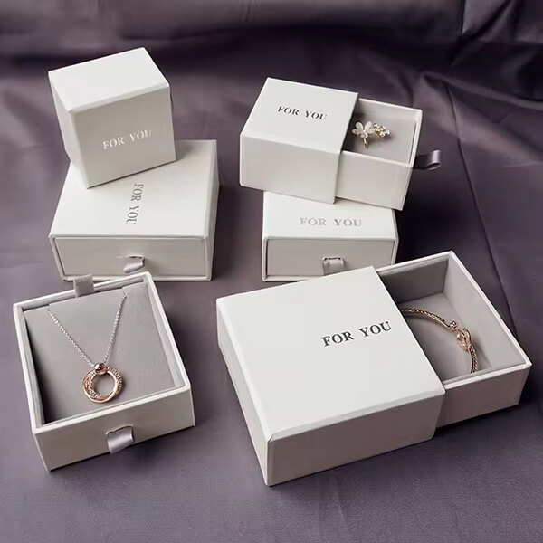 Geschenkboxen aus Karton für Schmuck