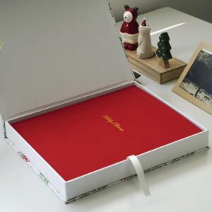 diario a5 de tapa dura en tela de lino rojo con logotipo impreso personalizado y en una bonita caja de regalo 1